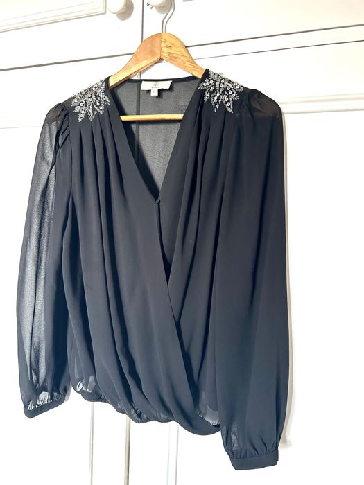 Blusa preta tipo chifrou com detalhe de lantejoulas nos ombros