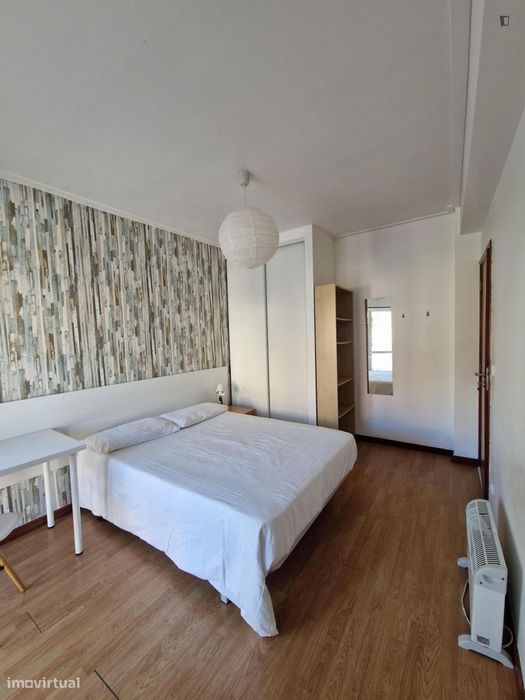 Quarto - localizado em  Coimbra