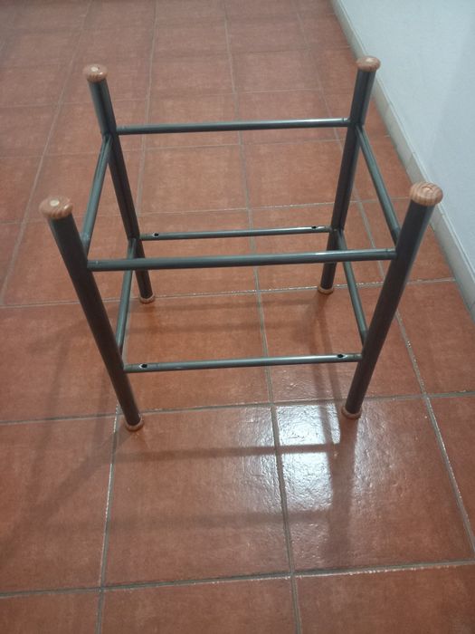 Duas mesinhas com vidro. Quarto/sala