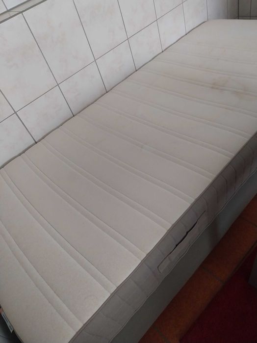 Cama de solteiro Ikea com colchão