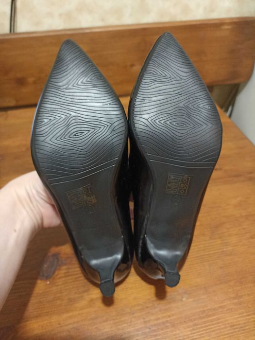 Весільні чорні лаковані туфлі човники кітен хіл 38 розмір 24 см