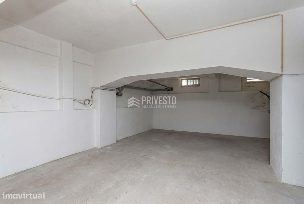 Garagem com Acesso Direto à Rua em Agualva-Cacém