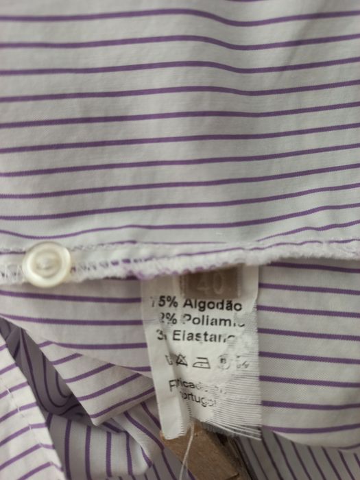 Camiseiro branco com riscas lilases