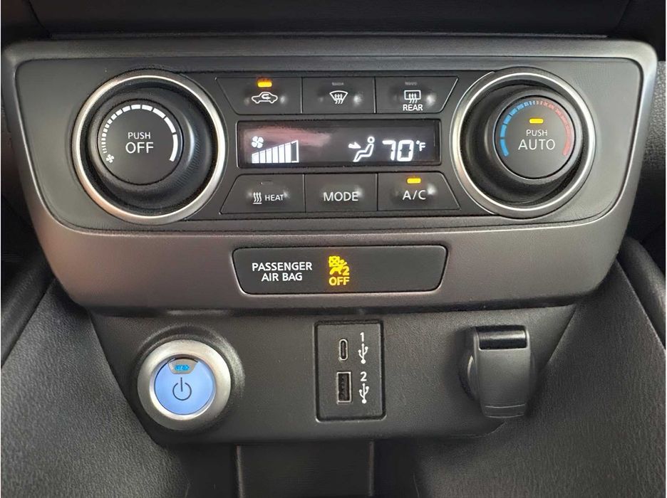 Nissan LEAF      2025
