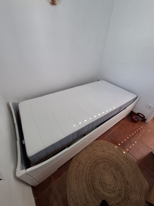 Cama cerejeira com arrumação