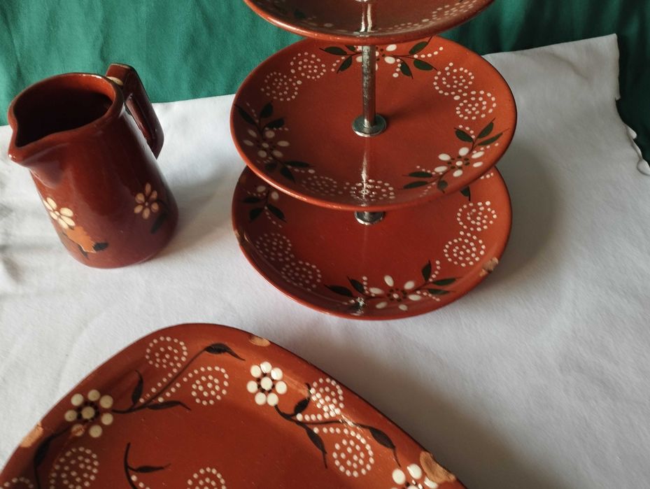 Conjunto de louça artesanal em barro vermelho