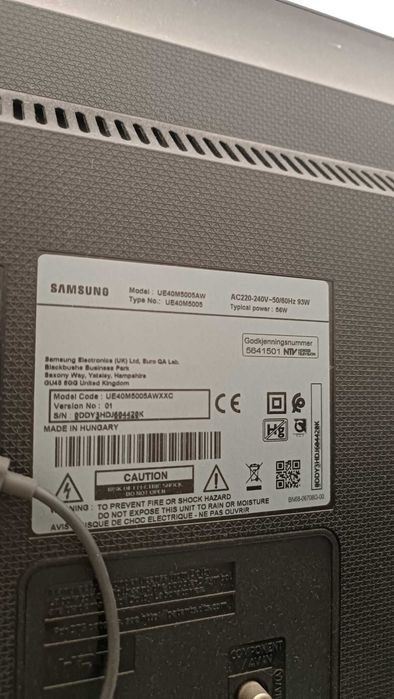 TV Samsung 40" Full HD + Suporte de parede articulado