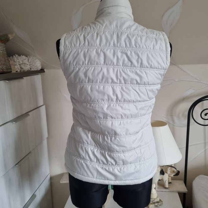 Biały bezrękawnik M