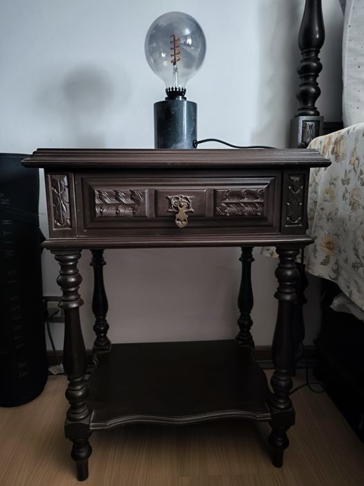 Vendo 2 mesas de cabeceira madeira escura trabalhada vintages