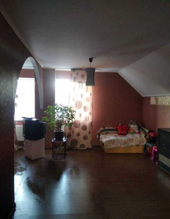 Гарний просторий будинок у передмісті Одеси