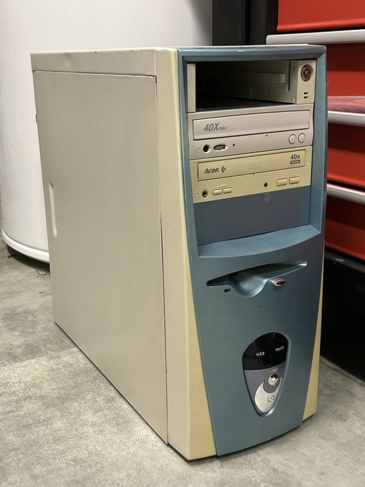 Stary komputer retro z klawiaturą