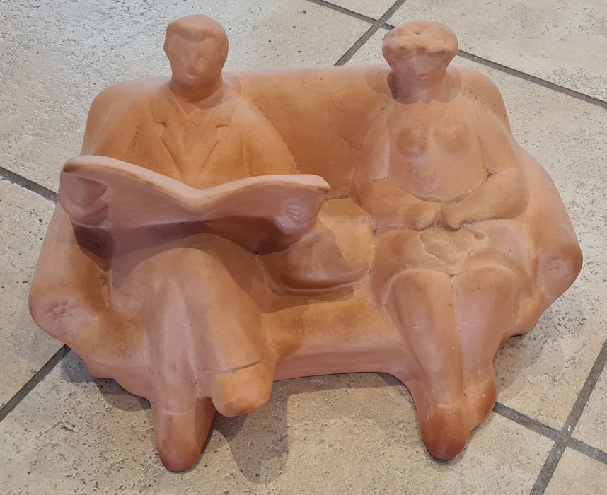 Estatueta decorativa em barro natural