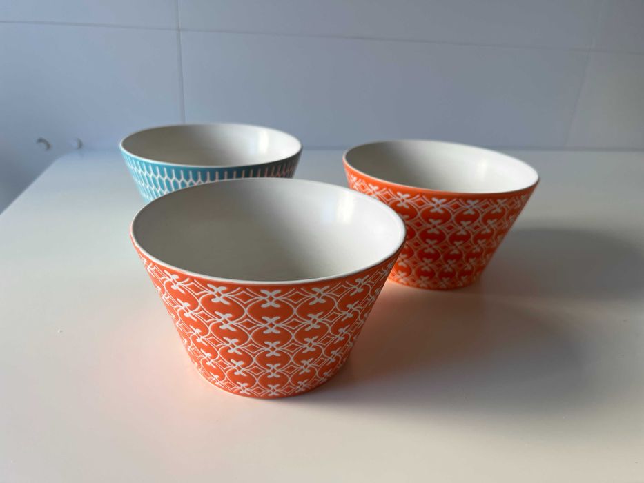 Conjunto de canecas e taças coloridas