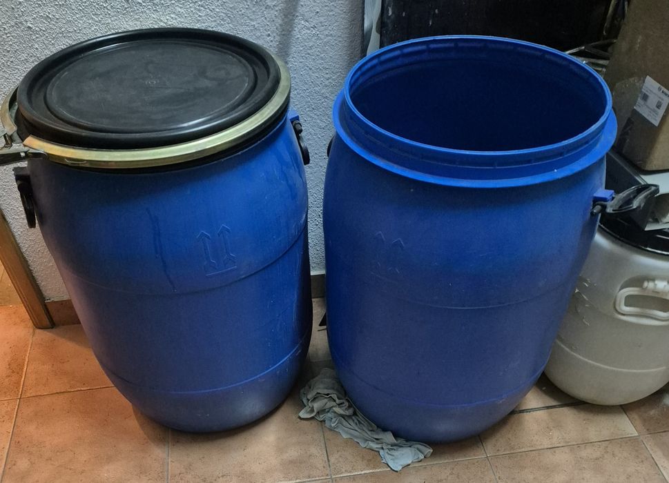 2 Bidons azuis com tampa