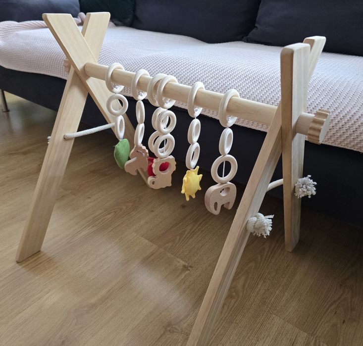 Stojak Gimnastyczny edukacyjny drewniany zawieszki KiddyMoon BT-001