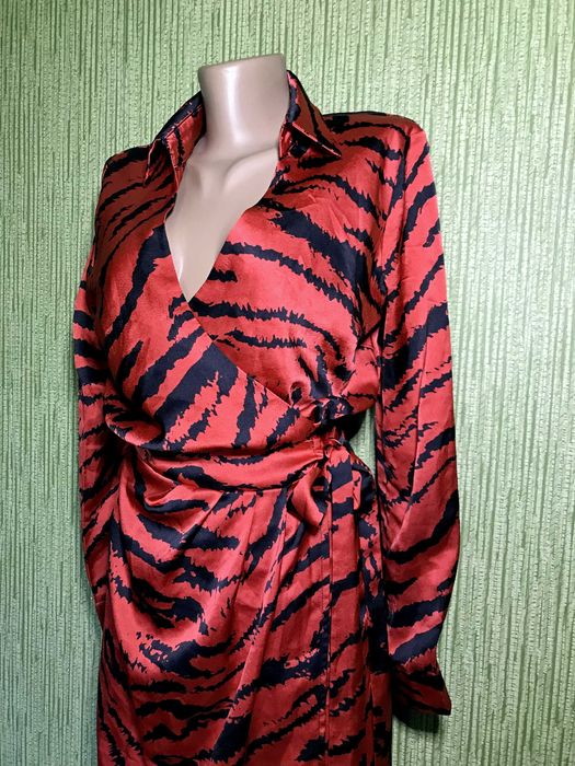 Червона атласна сукня-халат від Ax Paris.