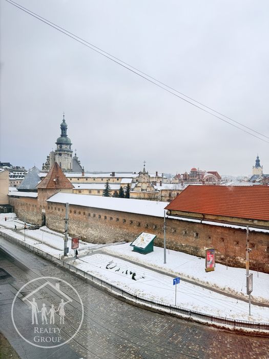 Центр, унікальний вид з вікна, фасадні вікна