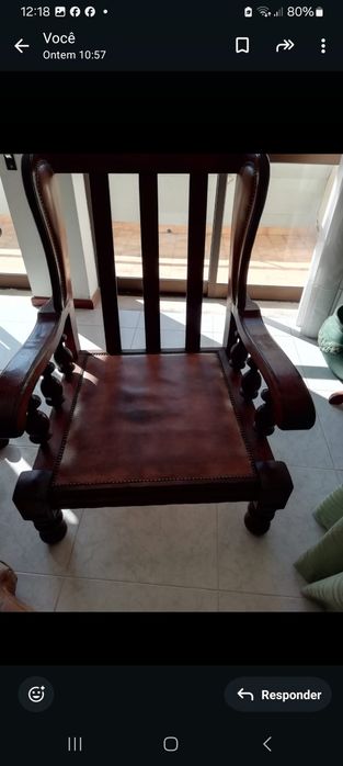 Sofás de cabedal, com estrutura em madeira.