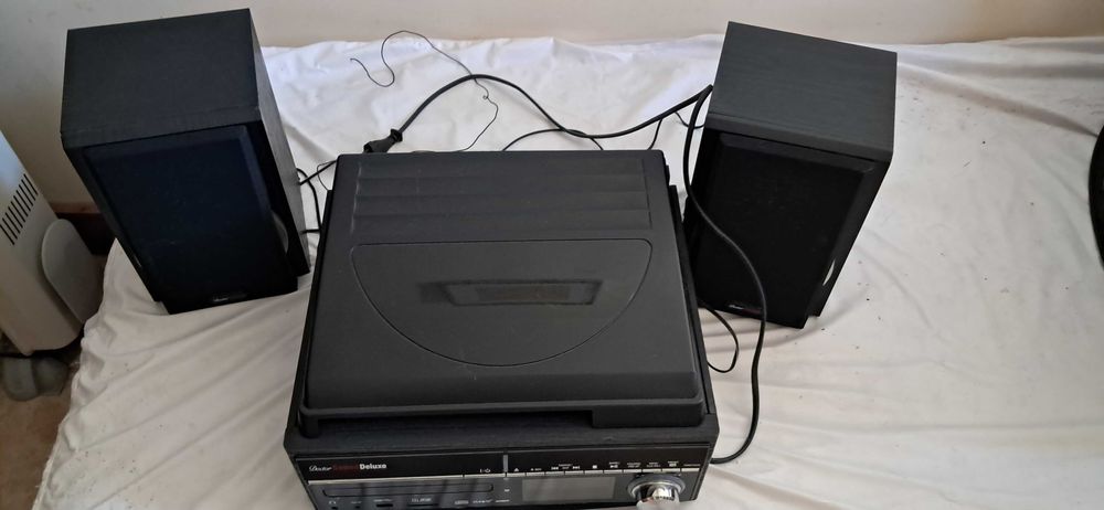 Aparelhagem gira discos .