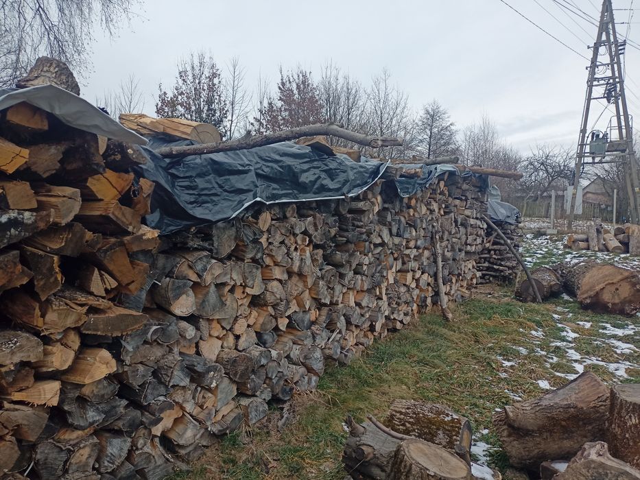 Drewno opałowe przykryte, łupane