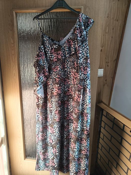 Sukienka z asymetrycznym rękawem, wielobarwna.