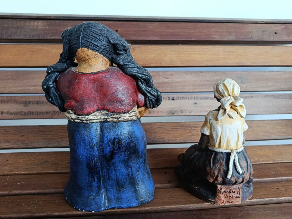 Diversas estatuetas esculturas e artigos decorativos barro terracota madeira e outros