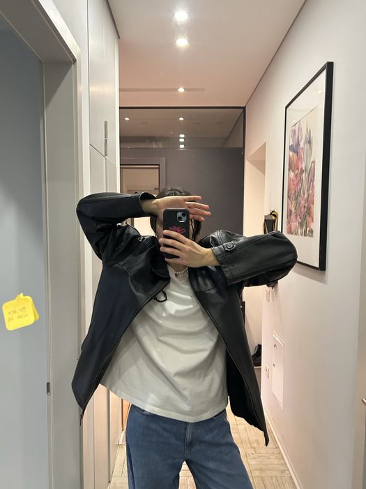 Класична чорна шкіряна куртка