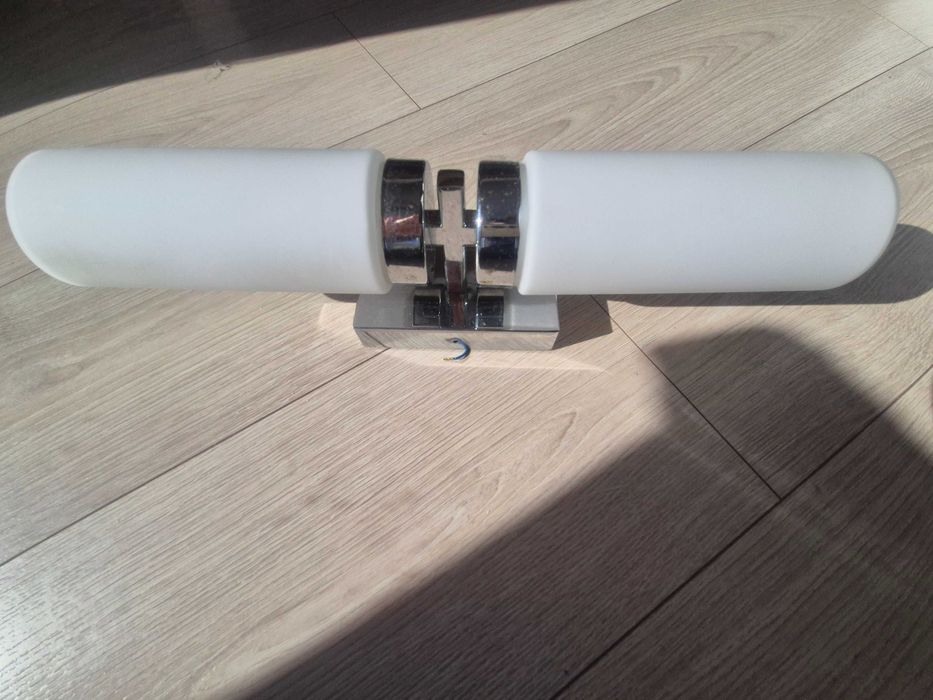 Lampka łazienkowa chrom/białe szkło