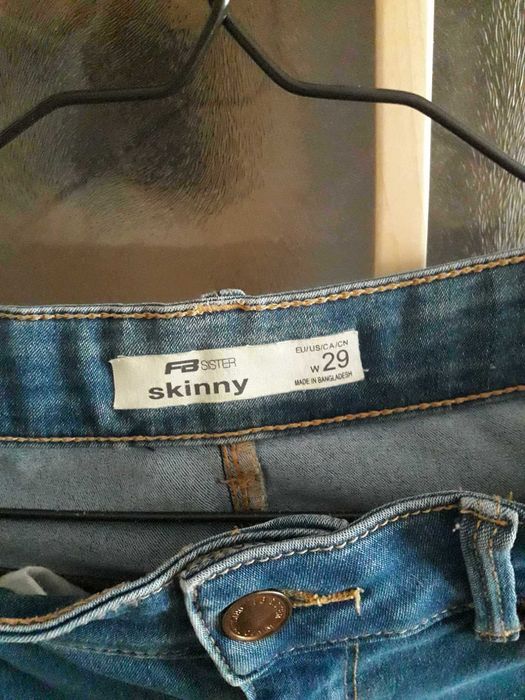 Jeansy skinny z dziurą