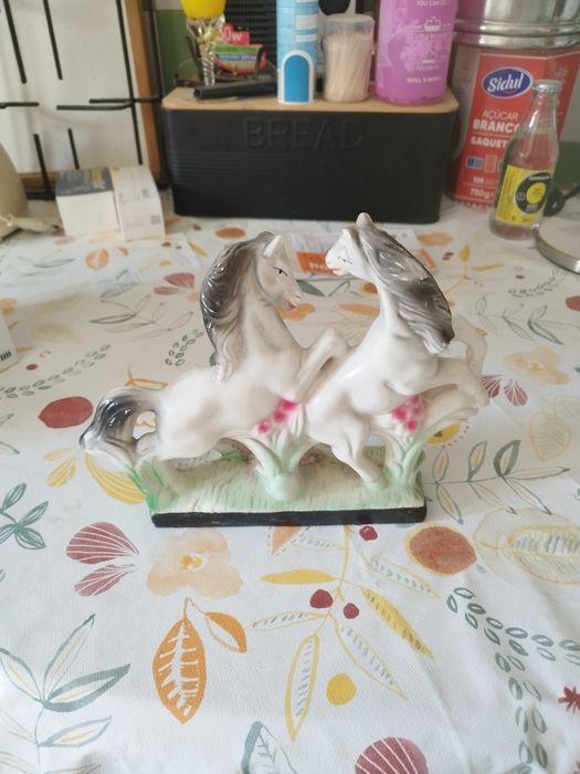 Estatueta com 2 cavalos
