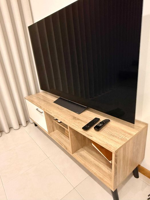 Sofá , mesa, candeeiro e móvel de TV