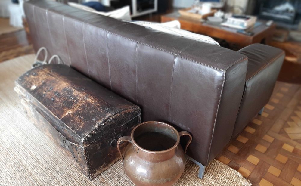 Sofá de pele castanho