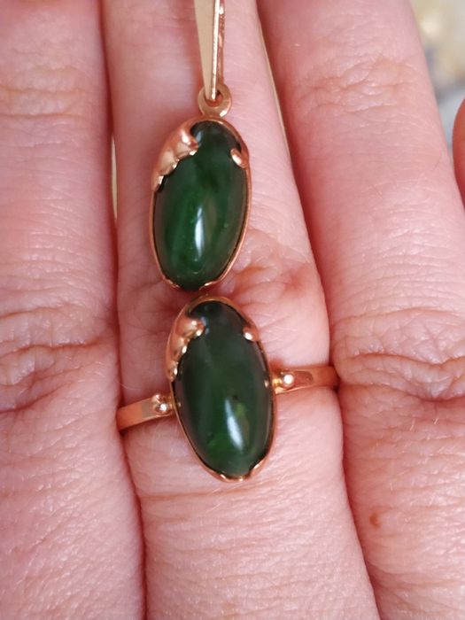 3.44 Золота каблучка 19.5 з нефритом 583