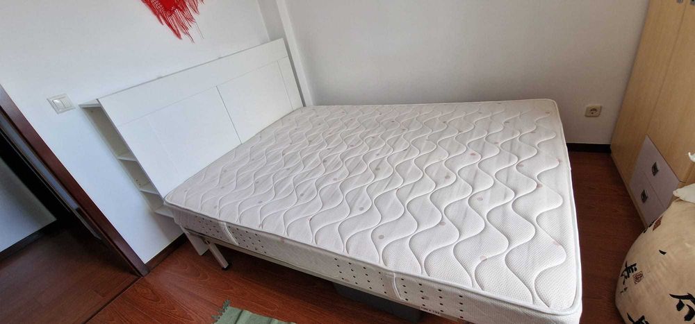 Cabeceira de cama em madeira com arrumação