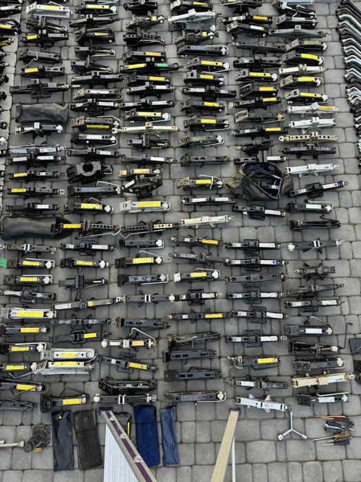 Домкрати оригінальні для автомобілів VW Fiat Skoda Toyota Renault інші