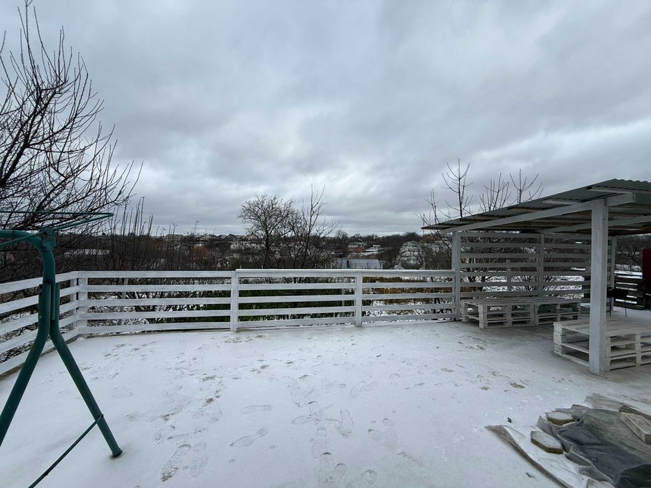 Будинок з ремонтом, є твердопаливний котел та резервне живлення