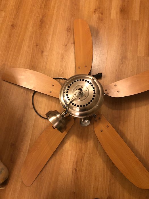 Ventoinha de tecto de cor preta com três luzes