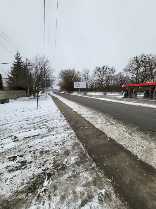 Фасадне приміщення з великим пішохідним та автомобільним трафіком!