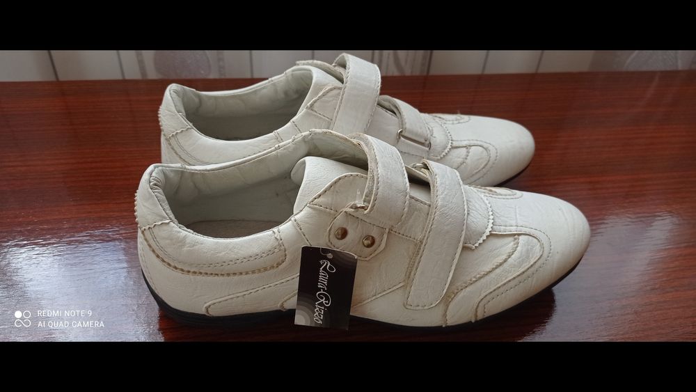 Продам кросівки Laura Rizzo Розмір 40