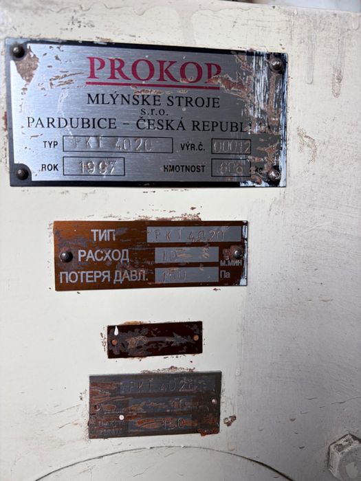 Maszyna szorująca z kanałem pneumatycznym