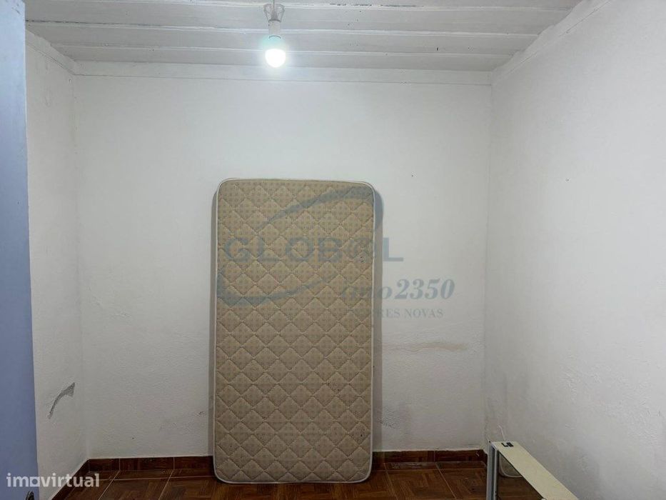 Moradia Térrea para Recuperar com Logradouro e Excelente Potencial