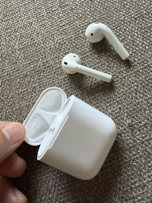 Apple AirPods (2nd Generation) – Left AirPod + Charging Case Working Perfectly