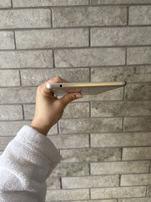 Huawei планшет срібний