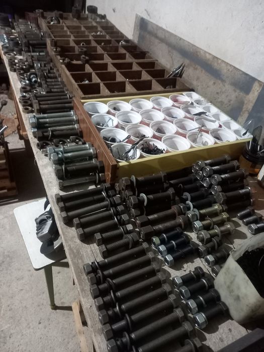 Болти та гайки звичайні та підсилені..