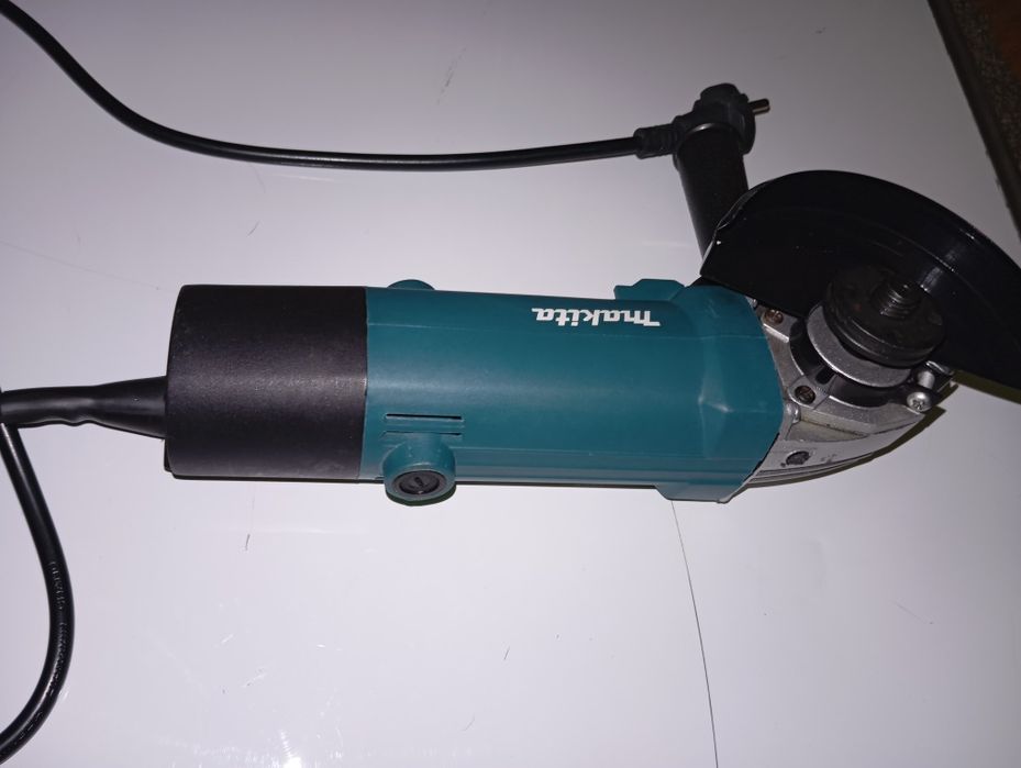 Болгарку Макита  новую маленьку GA 5030.