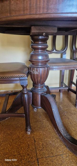 Mesa de casa de jantar em madeira e 6 cadeiras de madeira