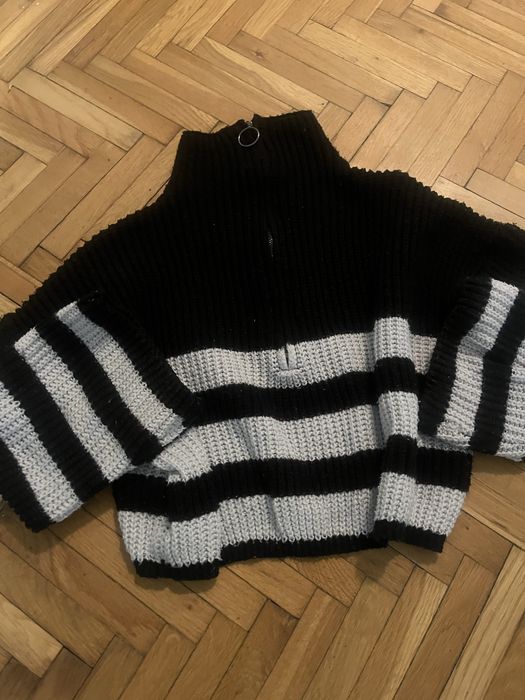 Sweter zapinany krotki