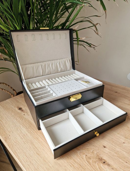 Czarny skórzany kuferek na biżuterię z kluczykiem nowy na prezent