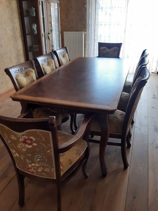 Jadalnia:stół,krzesła,witryna i komoda