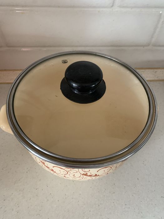 Продам каструлю 2.5л с крышкой